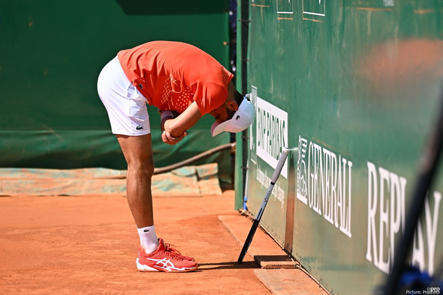 Novak Djokovics Aushilfstrainer Nenad Zimonjic wird beim Sieg gegen Safiullin beim Monte-Carlo Masters gesichtet