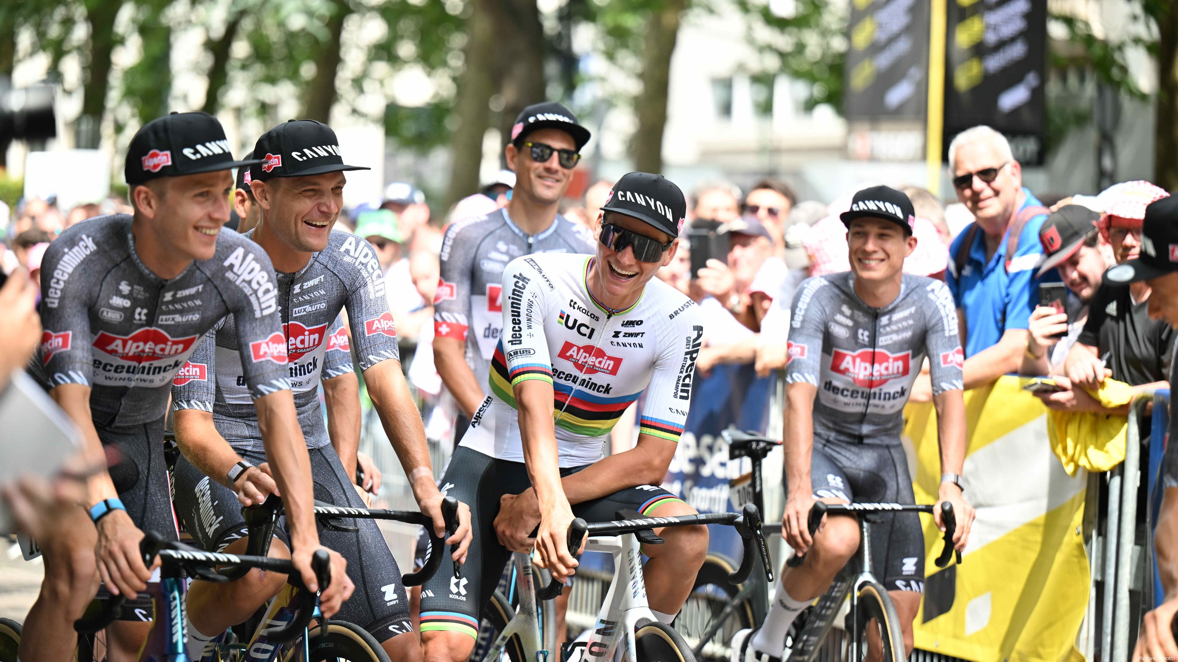 Mathieu van der Poel é elogiado pelo companheiro de equipa&nbsp;Silvan Dillier.