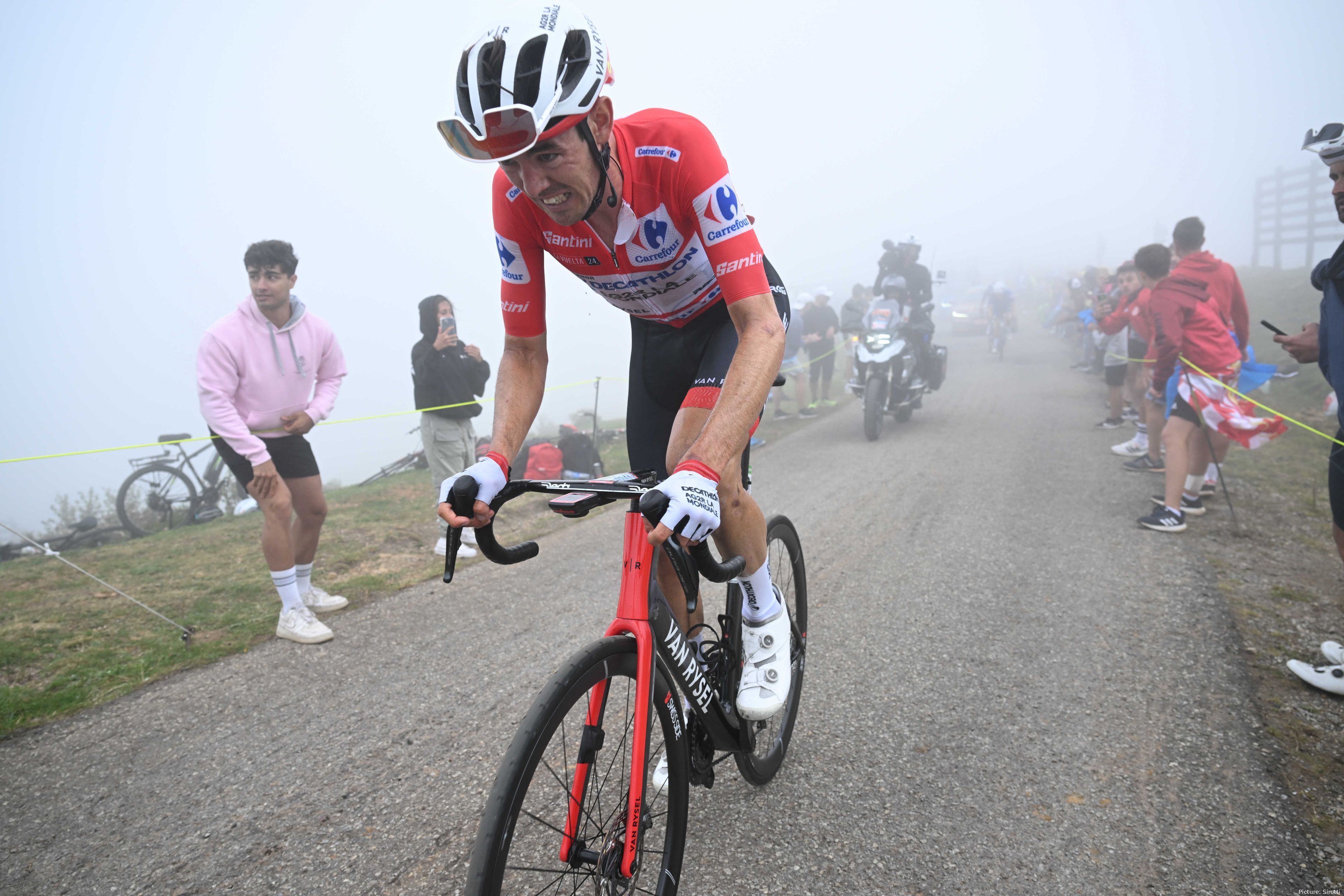 Ben O'Connor lidera a Volta a Espanha com pouco mais de um minuto para Primoz Roglic