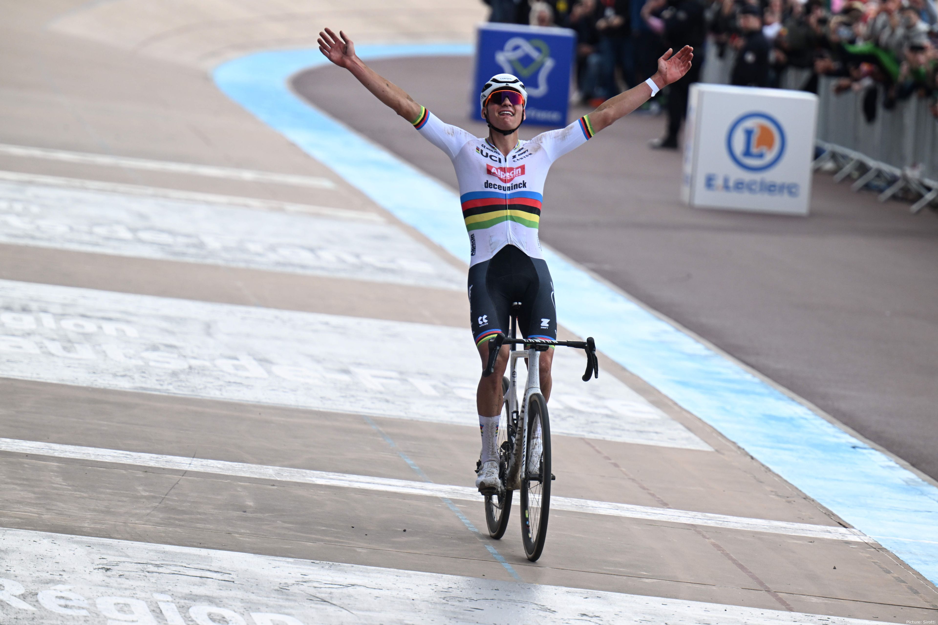 Van der Poel vitorioso no velódromo de Roubaix.