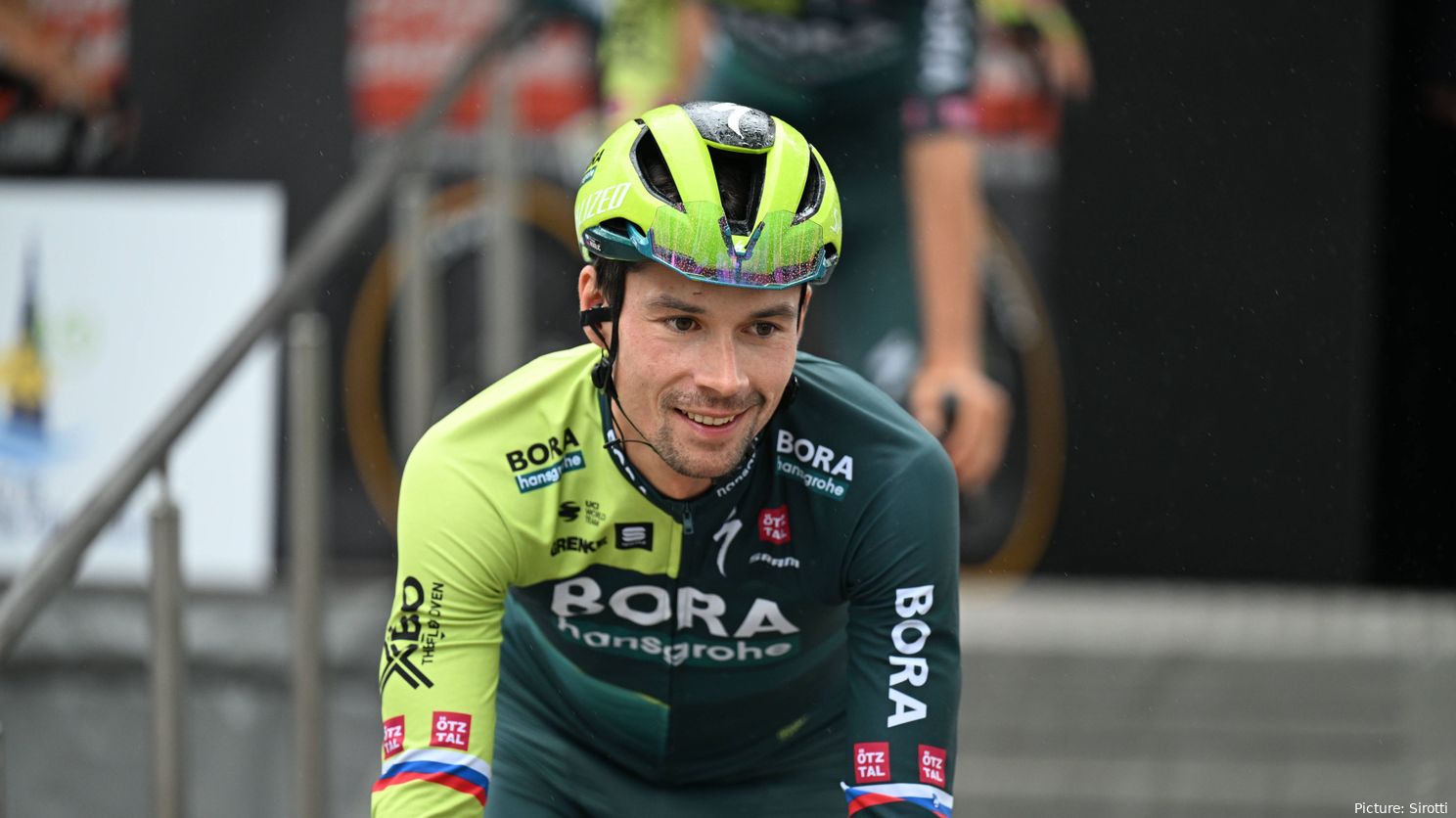 Caída de Primoz Roglic en la etapa 3 del Criterium du Dauphiné