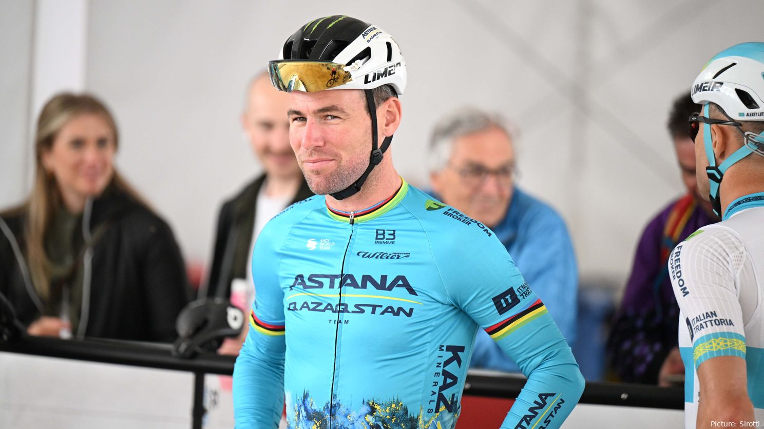 Cees Bol explica porque é que a Volta à Suiça foi importante na preparação de Mark Cavendish para o Tour: "O Tour começa de novo de forma muito dura"
