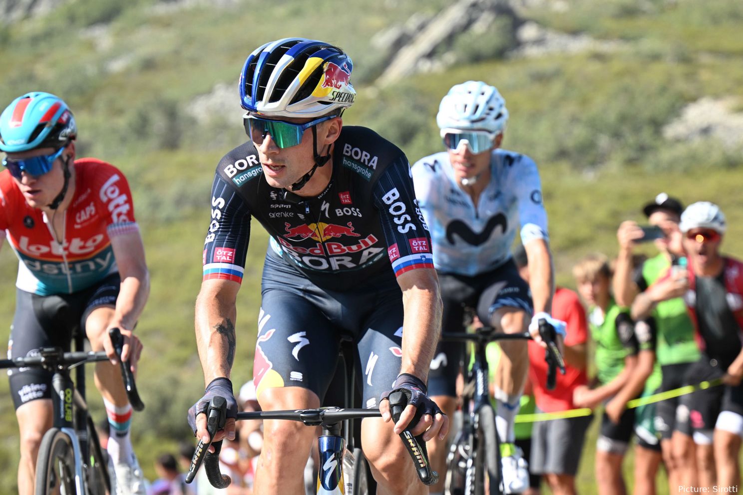 Primoz Roglic PENALIZADO! O candidato à vitória na Vuelta perde 20 segundos por pedalar demasiado tempo atrás do carro da equipa.