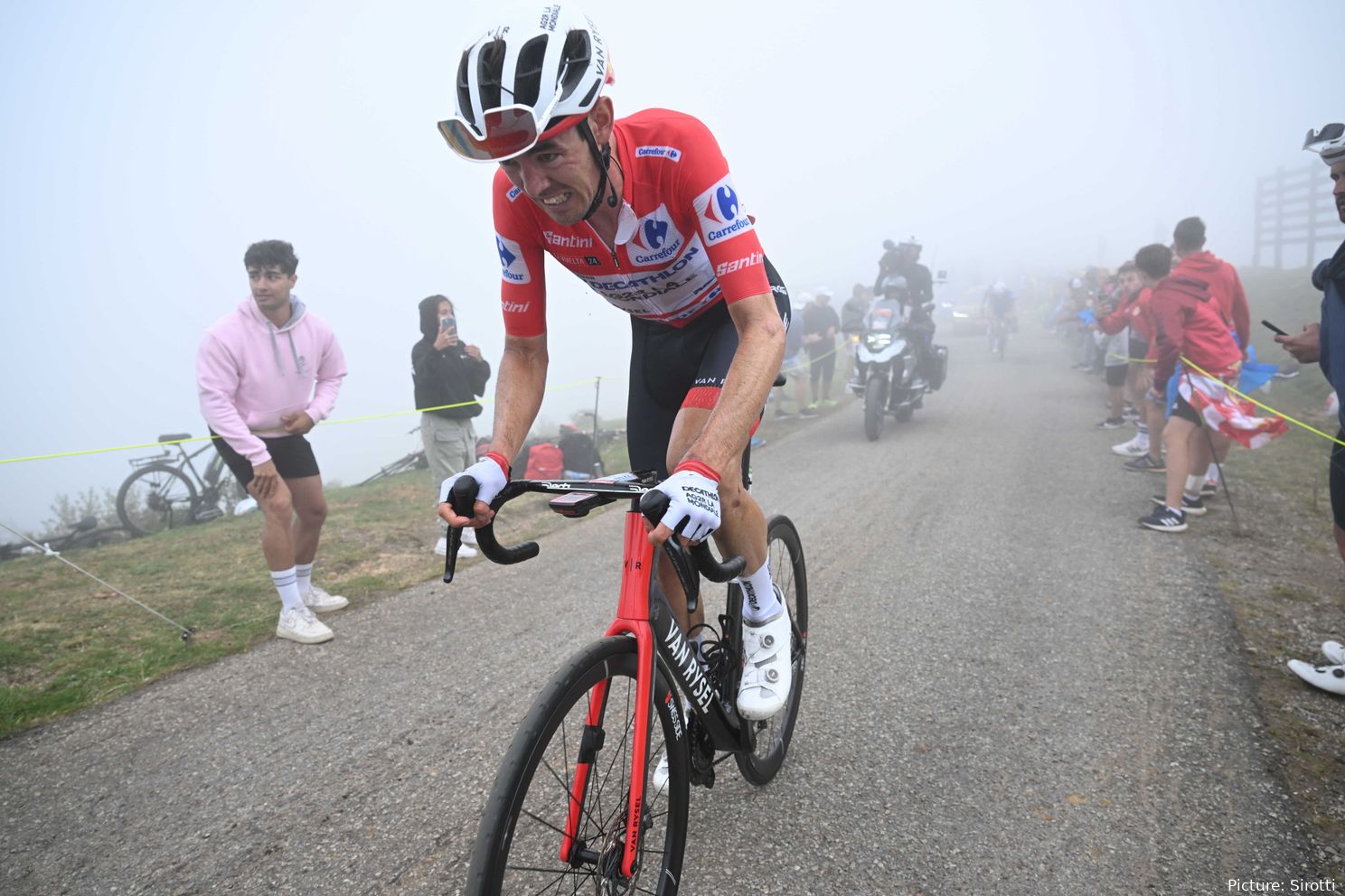 O sonho de Ben O'Connor na Vuelta sobrevive a mais um assalto: "Tenho de manter a calma"