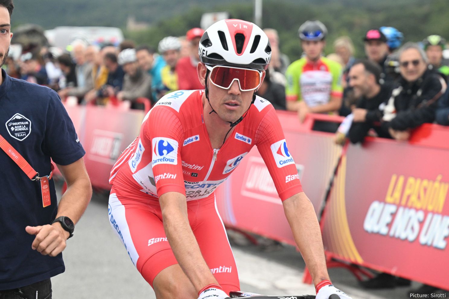 Primoz Roglic recupera finalmente a camisola vermelha na Vuelta depois de uma impressionante vitória a solo na etapa 19