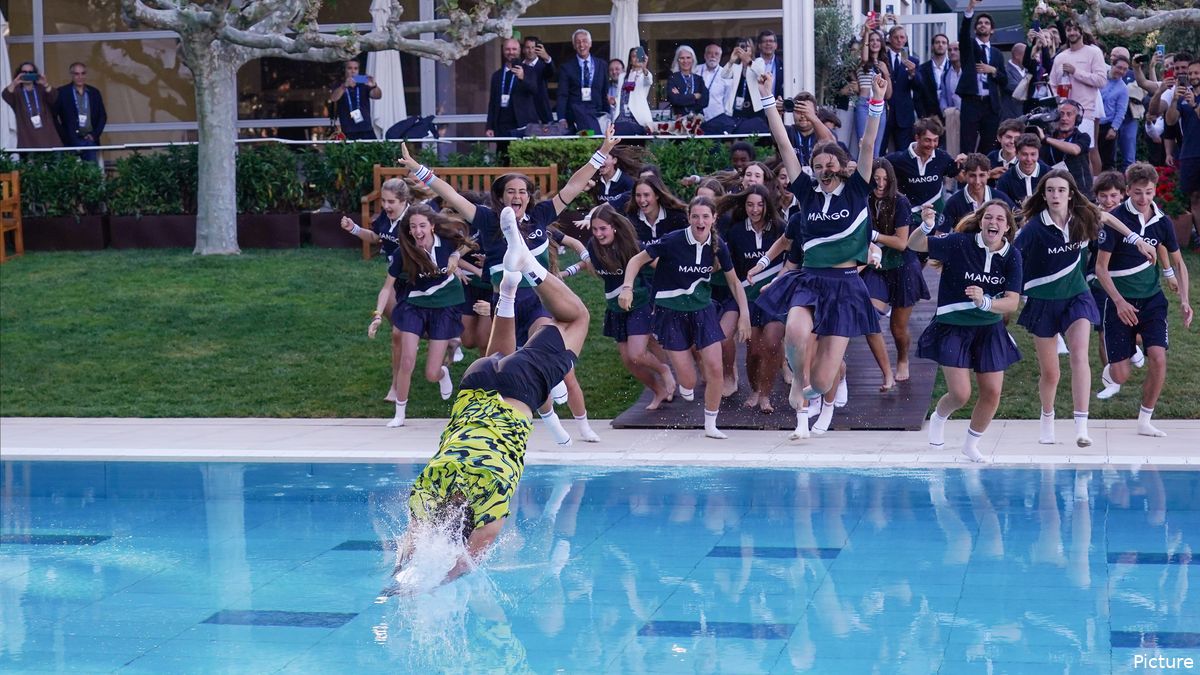 (VIDEO) Alcaraz continues tradition of jumping in pool after Barcelona
