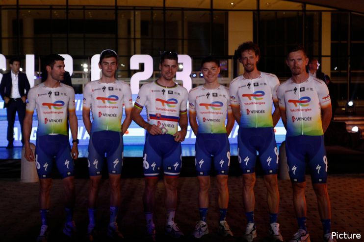 Vídeo Un impulso ilegal desde un coche de equipo desata la polémica en