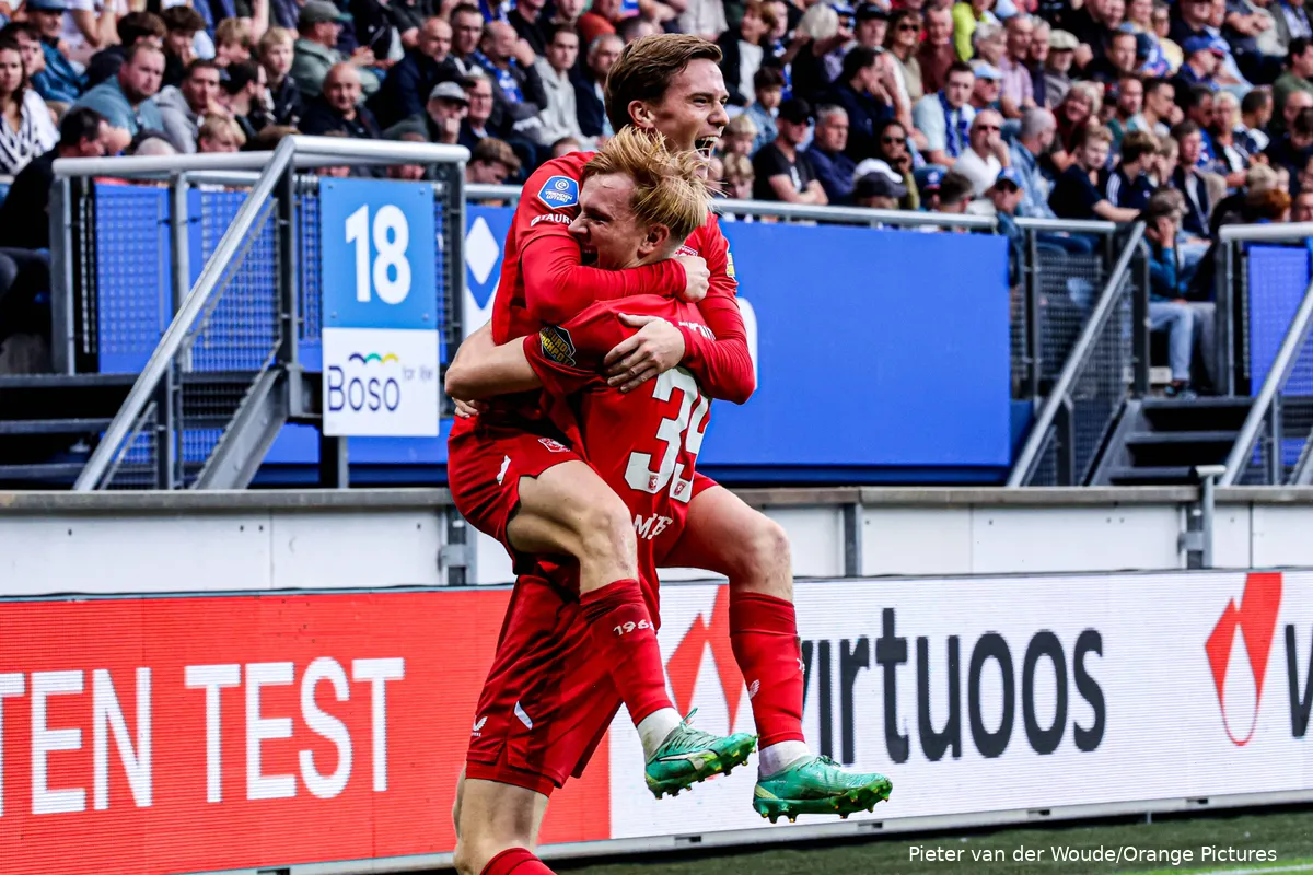 daan-rots-mats-rots-juichen-knuffel-sc-heerenveen-fc-twente-2025-2026