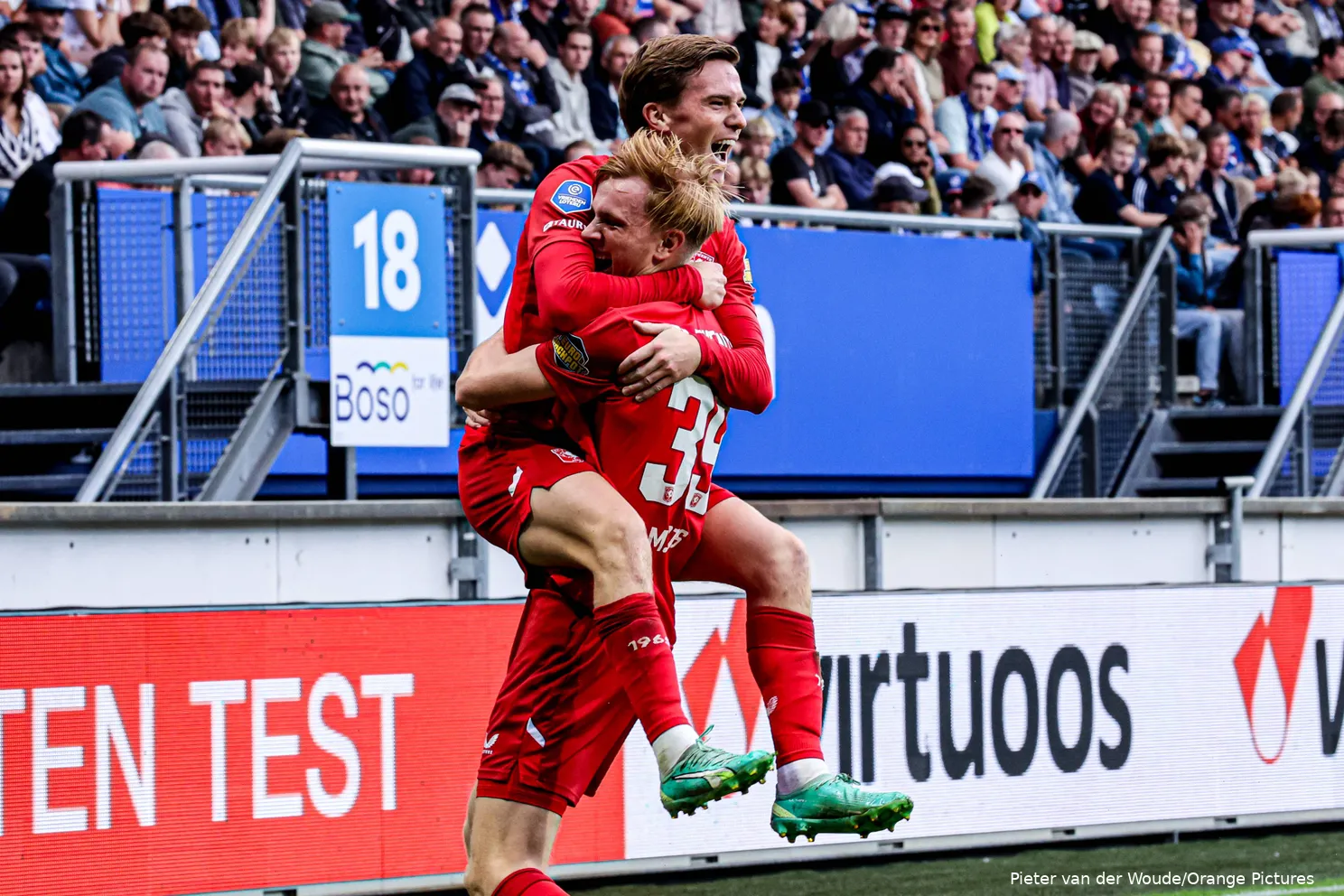 daan-rots-mats-rots-juichen-knuffel-sc-heerenveen-fc-twente-2025-2026