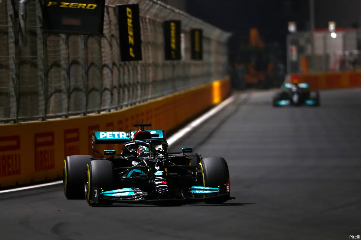Schmidt schuift oorzaak botsing op Hamilton af: 'Dan is het zijn eigen schuld'