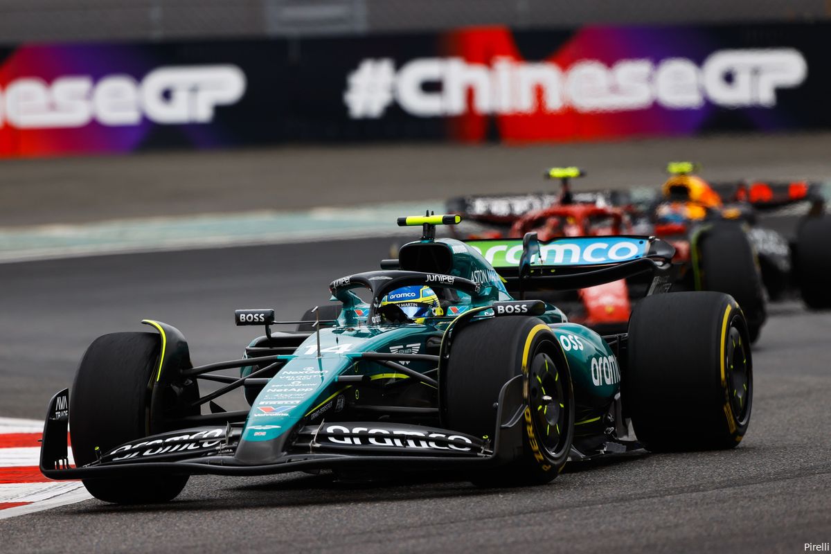 Alonso blikt terug op enerverende race in China: 'Het voordeel van onze goede racestart was toen weg'