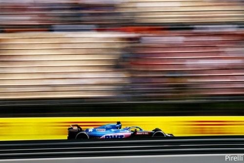 De race van Alonso | Hamilton gefrustreerd door Spaans treintje: 'Niet mijn probleem'