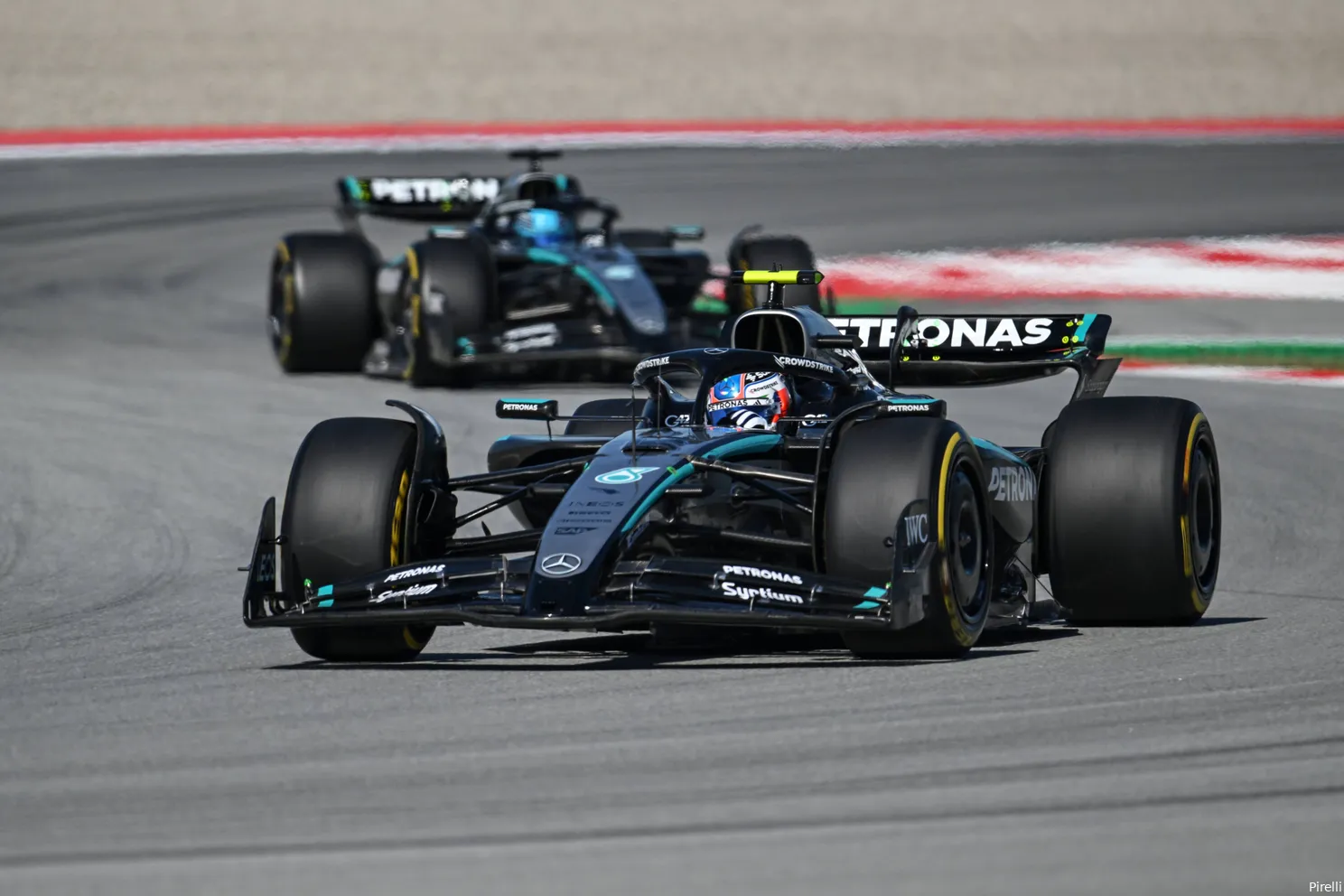 Hamilton trekt wenkbrauwen op na opmerking over flexi-wings van Wolff: 'Hoop dat hij gelijk heeft'