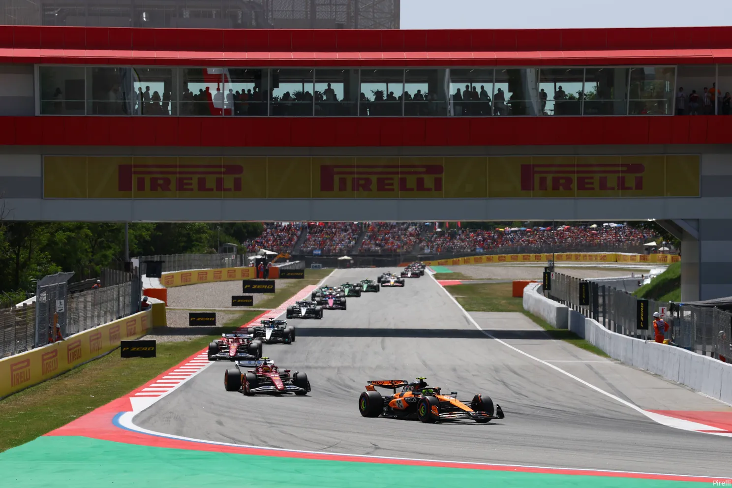 De race van Verstappen | Verstappen explodeert achter het stuur: 'Nee! Maat! Ik zat er toch voor!'