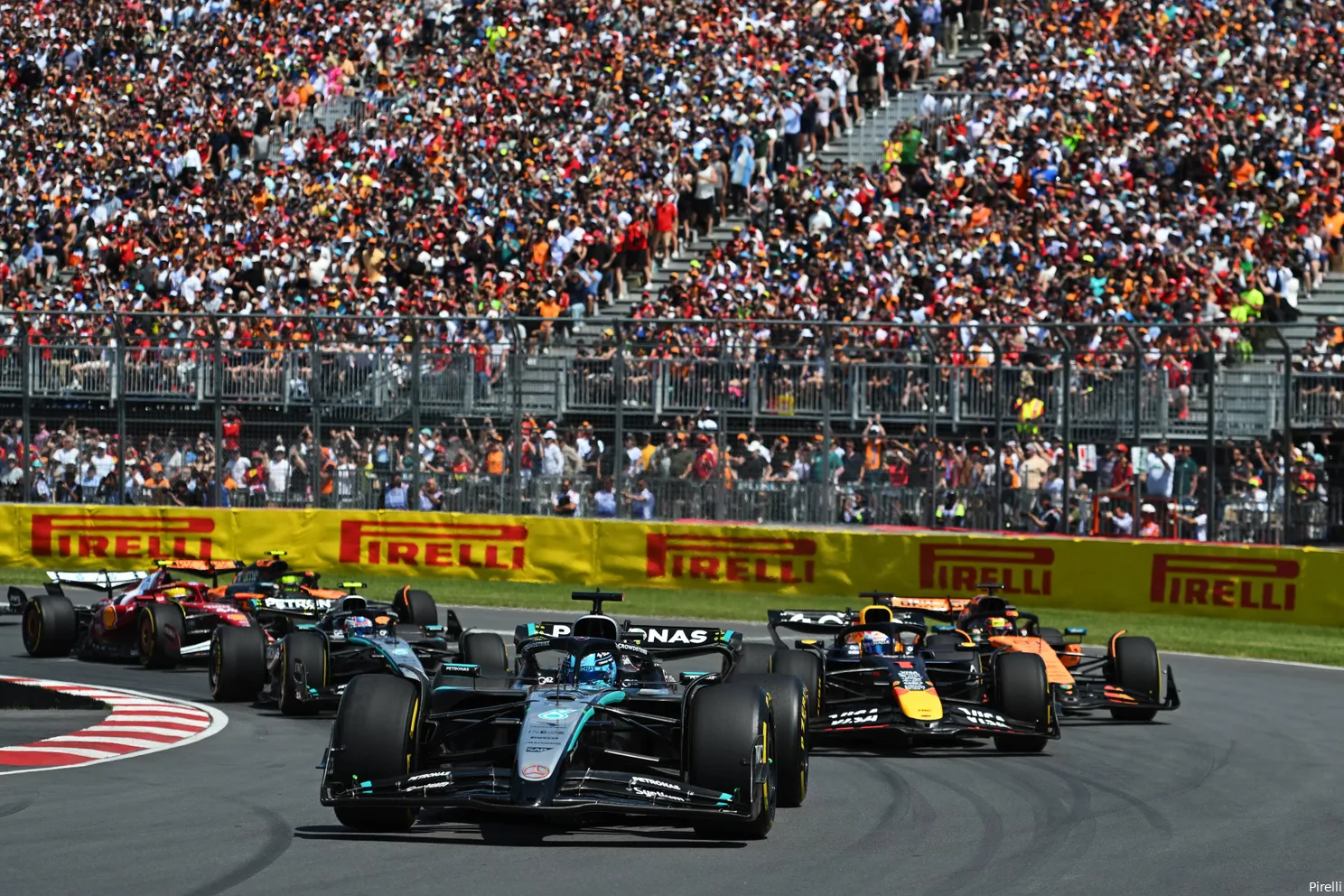 Palmer fel over 'complete flauwekul' van Red Bull: 'Verstappen remde en vertraagde meer dan Russell'