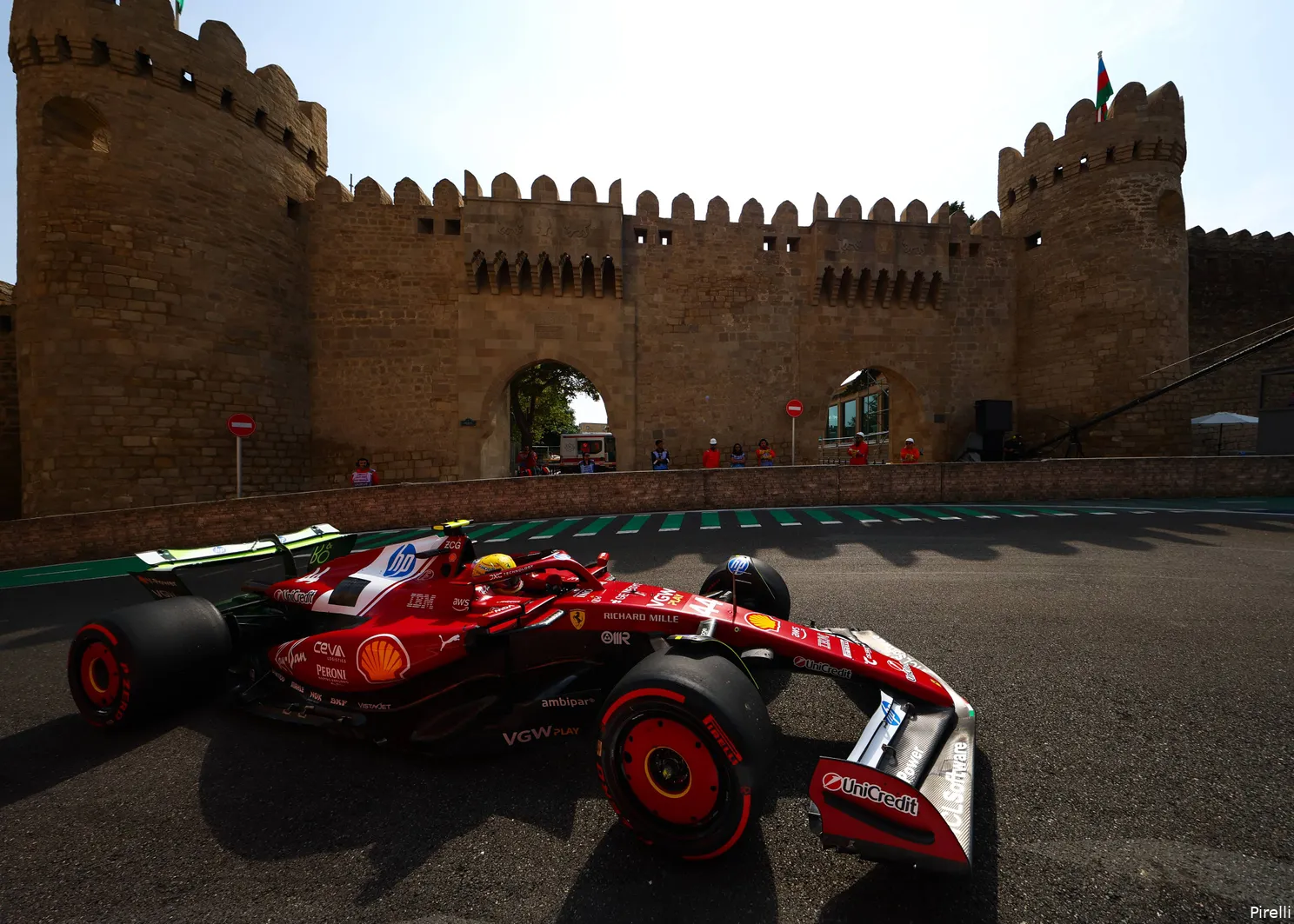lewis-hamilton-ferrari-vrijdag-bakoe-azerbeidzjan-2025