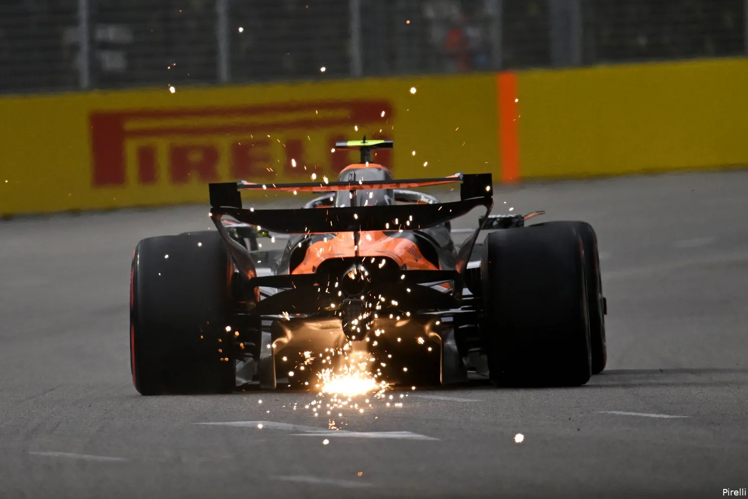 lando-norris-mclaren-vrijdag-singapore-2025