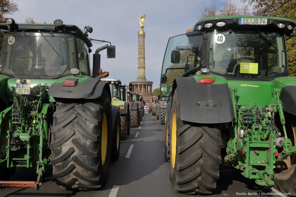 Courageous German farmers block boat with German slaughterer/minister on board