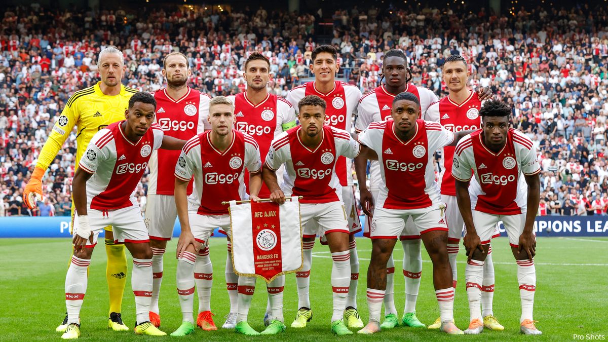 L’Ajax gioca con la terza maglia cambiata nella partita di Champions League con il Liverpool