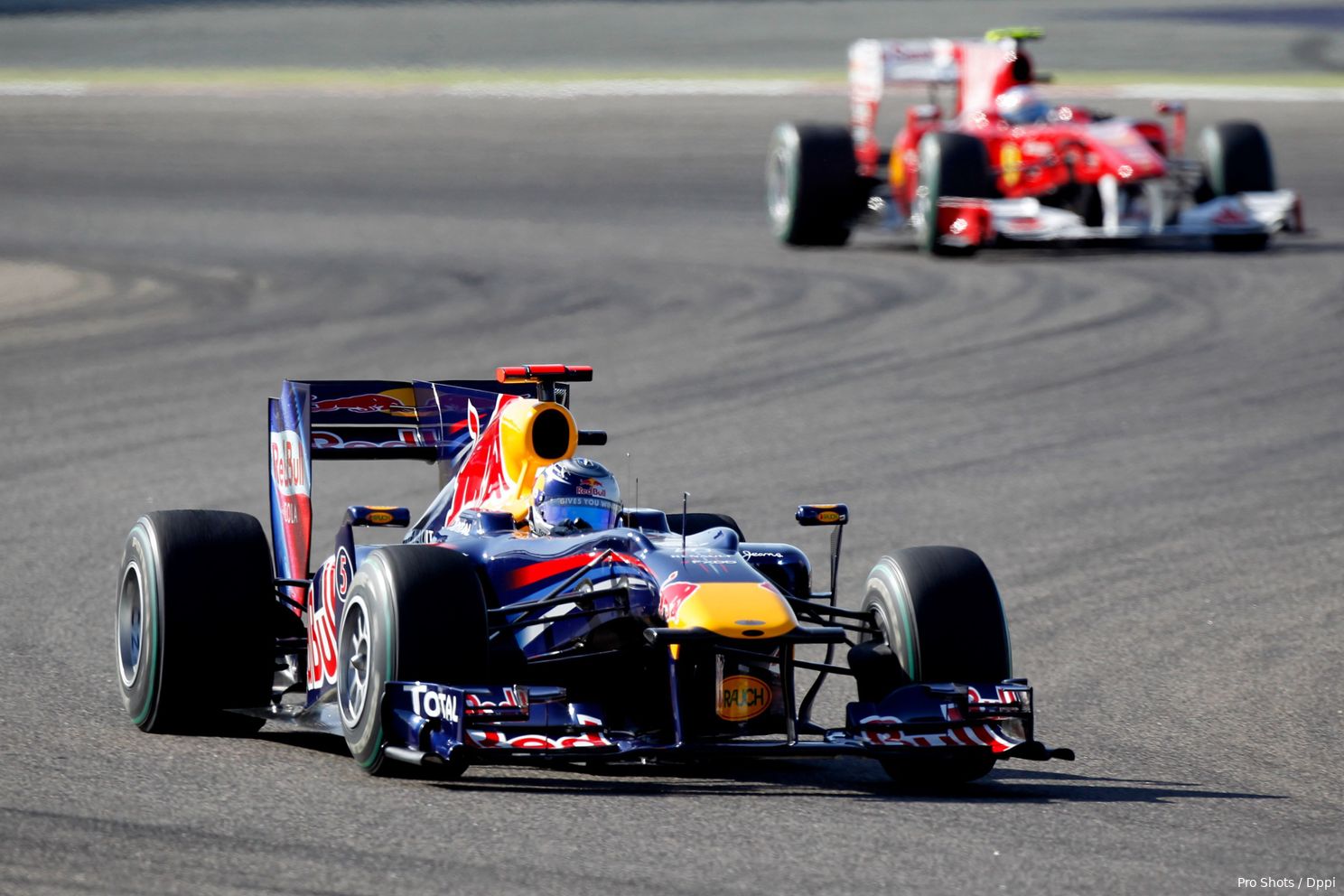 Sebastian Vettel wordt in zijn RB6 op de hielen gezeten door Fernando Alonso van Ferrari tijdens de GP van Bahrein.