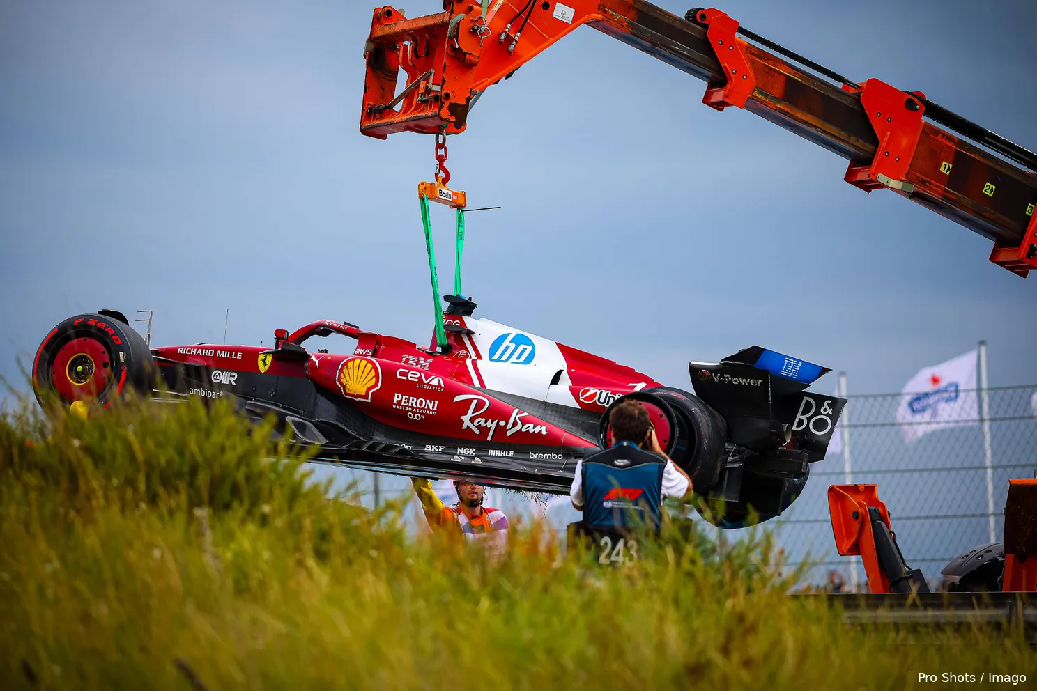 ferrari-charles-leclerc-crash-nederland-zandvoort-1