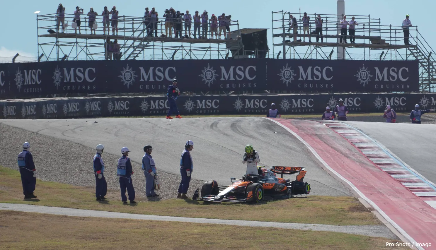 lando-norris-dnf-crash-mclaren-sprintrace-cota-2025
