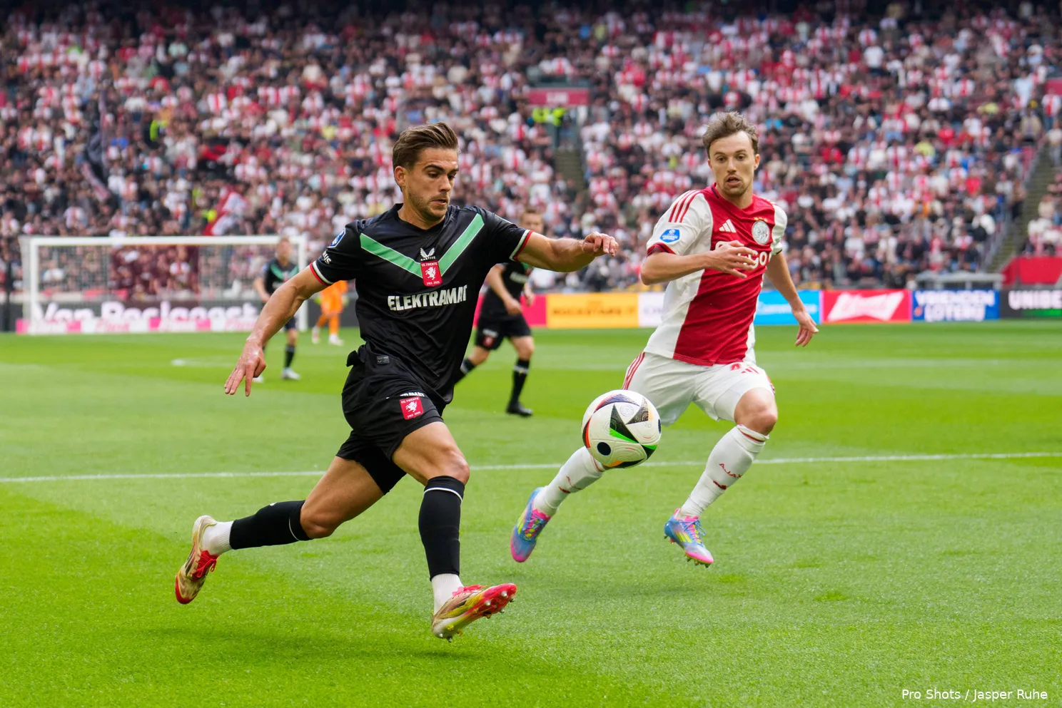 bart van rooij met bal youri regeer ajax fc twente 2024 2025