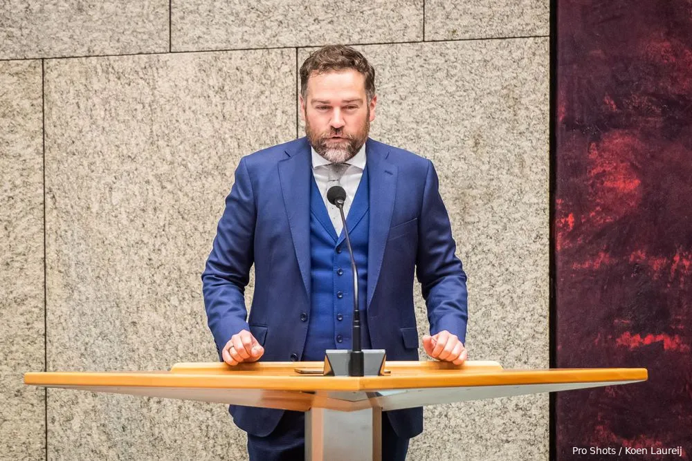 Dijkhoff en KNVB nader tot elkaar na gesprek: "Op zich is dat hoopgevend"