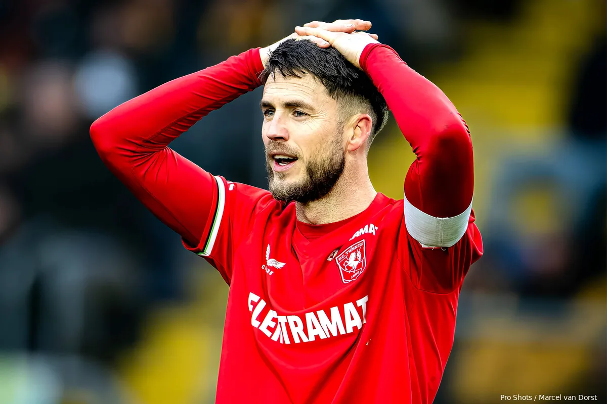 ricky van wolfswinkel close up handen op het hoofd teleurstelling nac breda fc twente 2024 2025