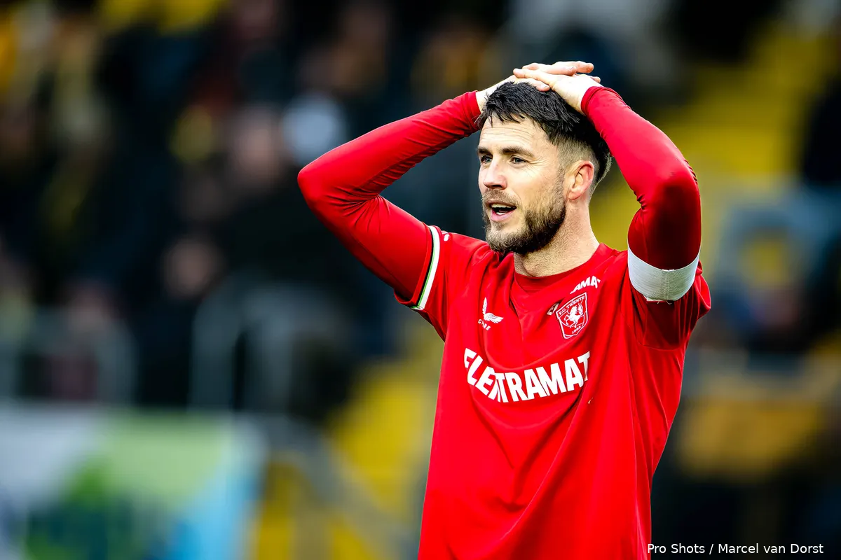 ricky van wolfswinkel handen op het hoofd teleurstelling nac breda fc twente 2024 2025