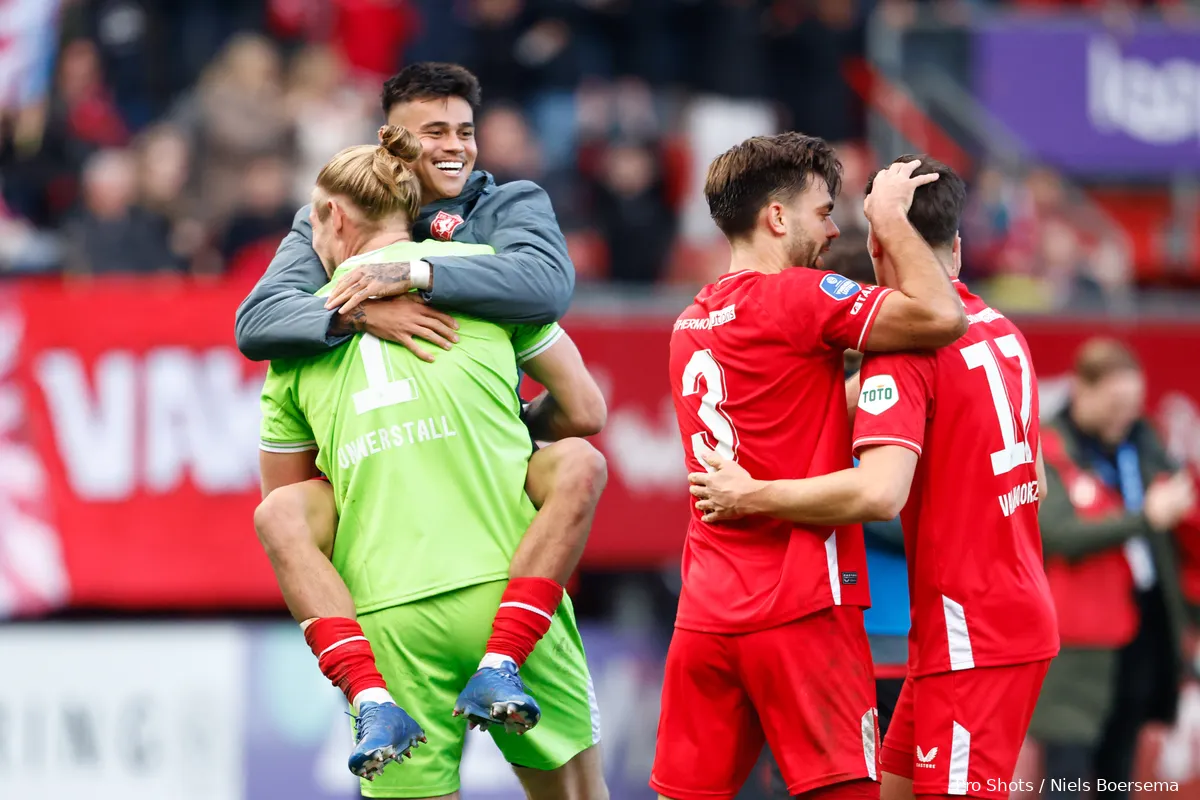 mees hilgers lars unnerstall robin propper alec van hoorenbeeck vieren na fc twente feyenoord 2023 2024