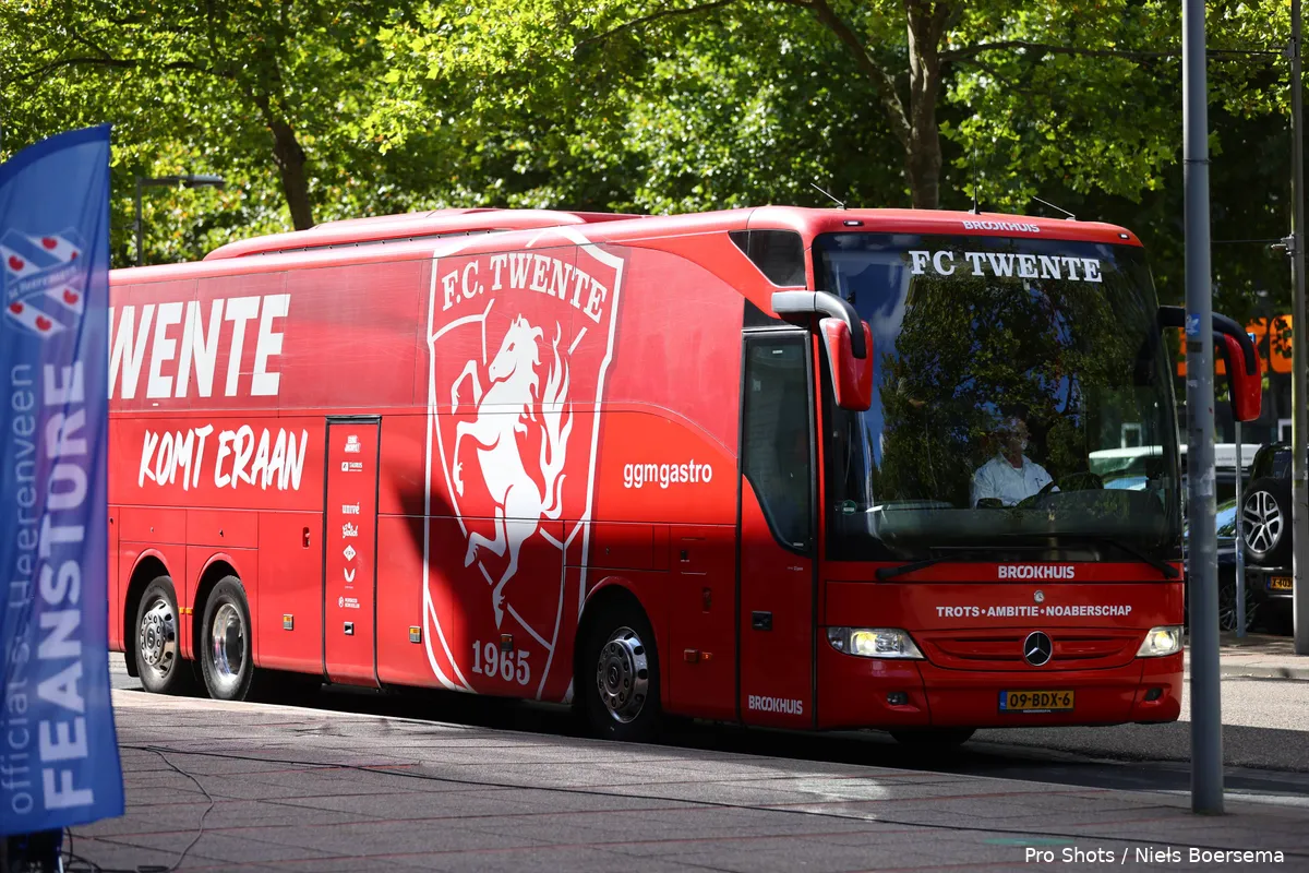 spelersbus-fc-twente-seizoen-2025-2026