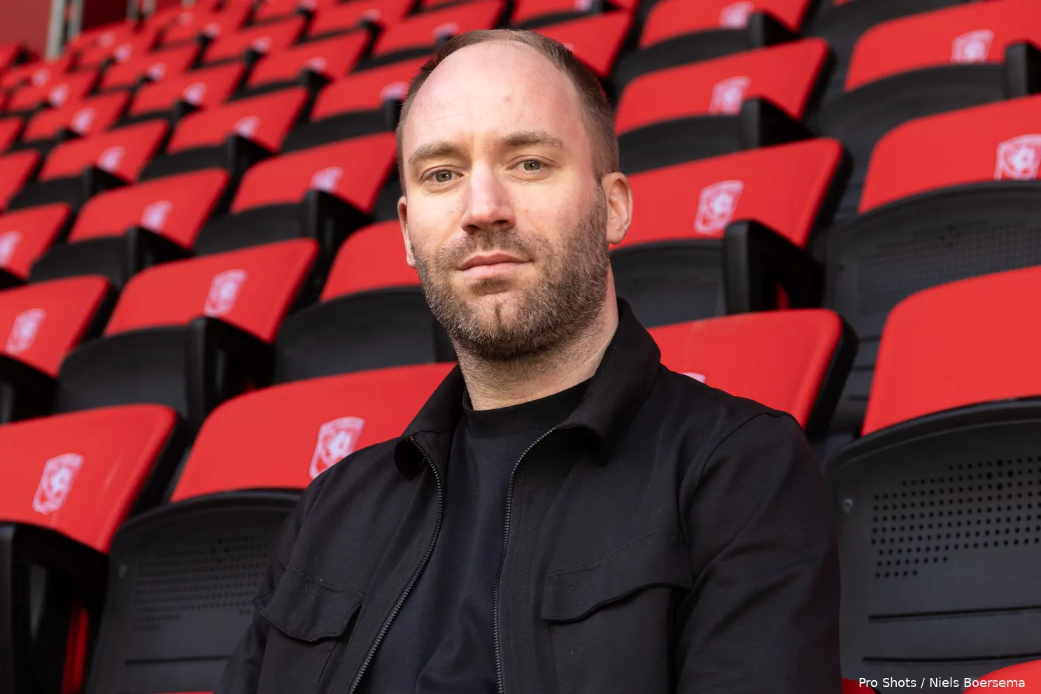 dominique scholten algemeen0directeur fc twente poseren stadion
