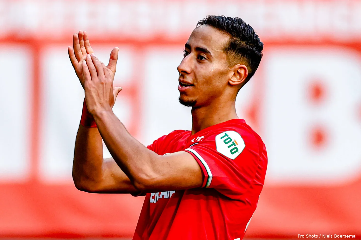 anass salah eddine close up klapt in handen fc twente heracles almelo 2024 2025