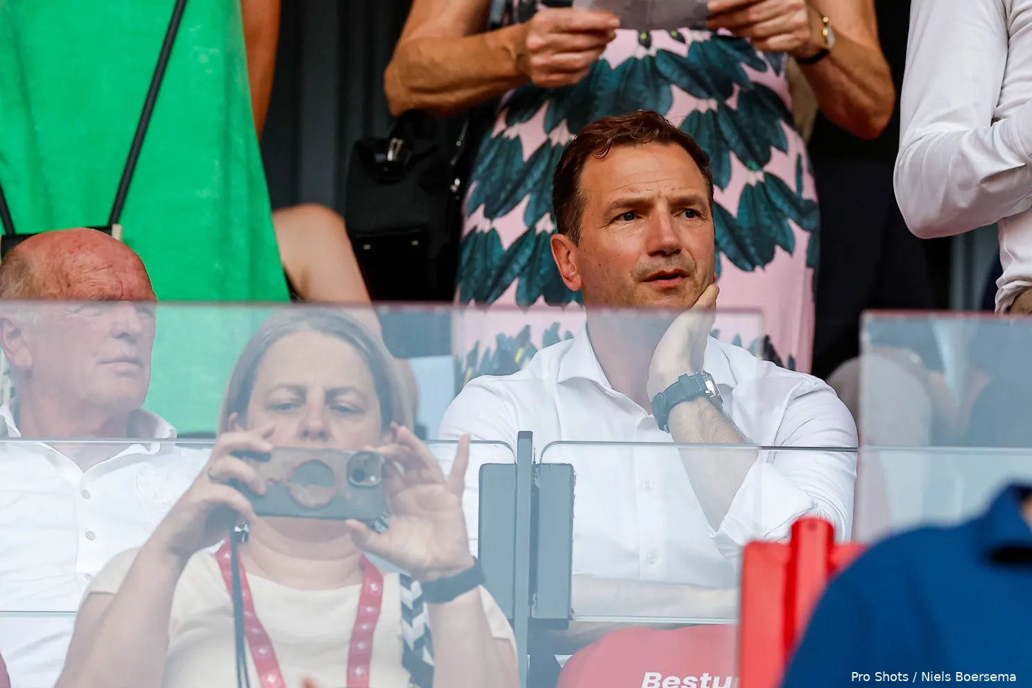 arnold bruggink bezorgd op tribune fc twente red bull salzburg champions league 2024 2025