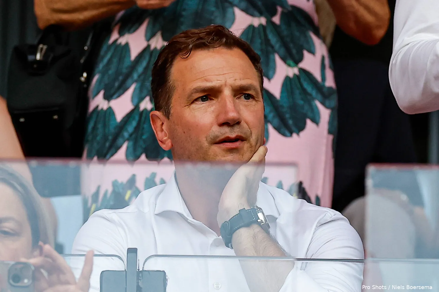 arnold bruggink bezorgd op tribune fc twente red bull salzburg champions league 2024 2025 close up