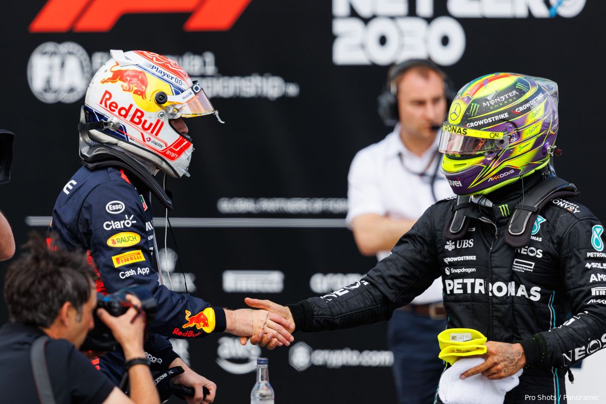 Verstappen staat volgens Hamilton op lijstje Mercedes: 'Maar Max zal goed vastliggen bij Red Bull'