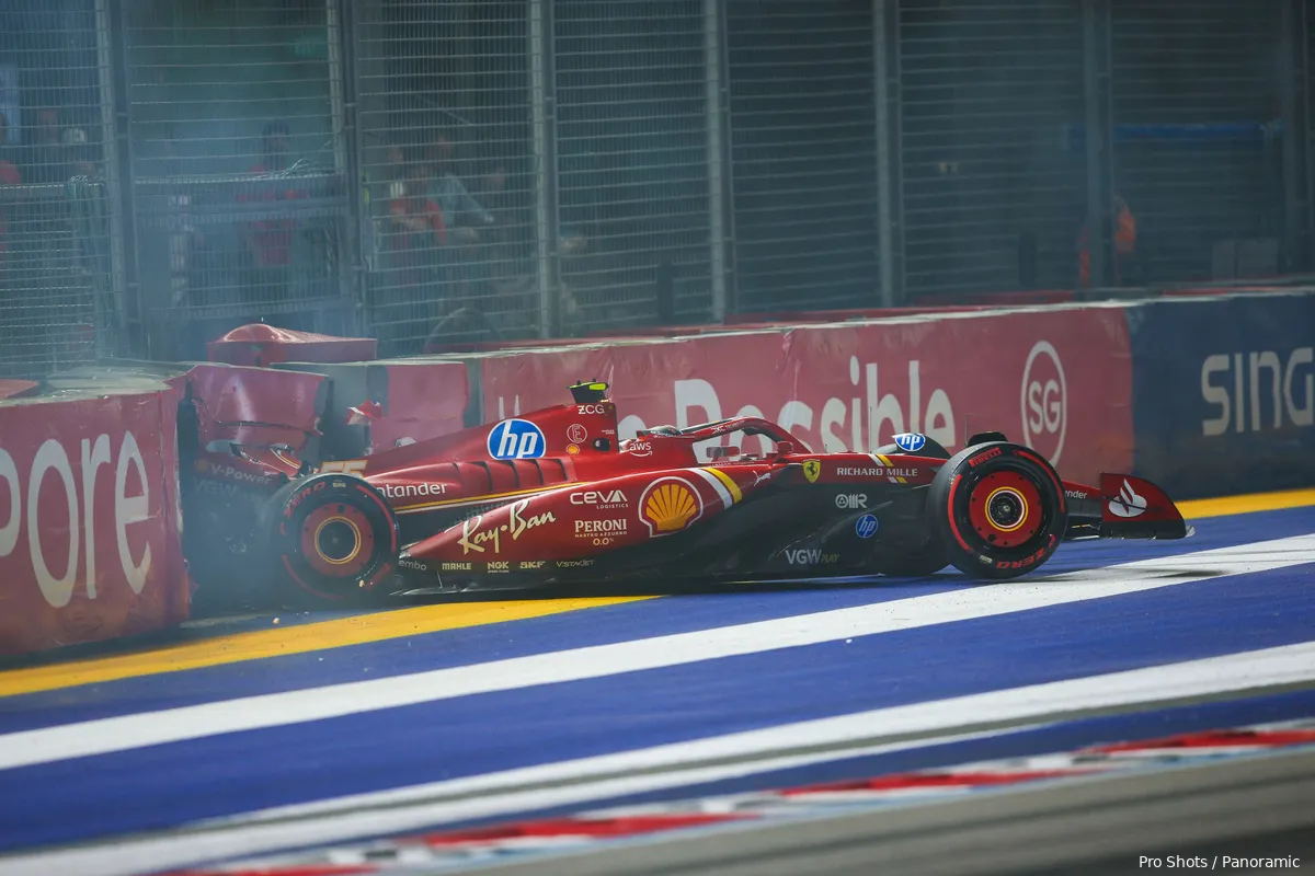 Sainz parkeert zijn Ferrari niet al te netjes, kwalificatie Garnd Prix van Singapore 2024.
