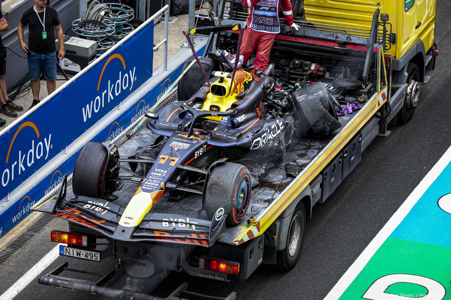 sergio perez red bull racing rb20 crash hongarije 1