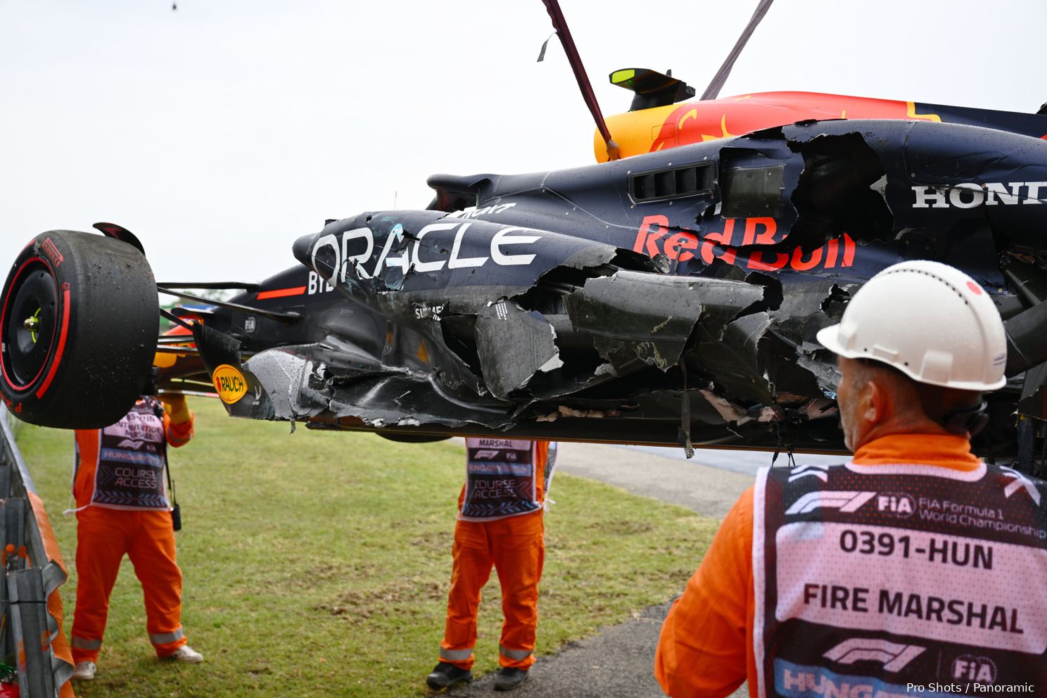 sergio perez red bull racing rb20 crash hongarije 15