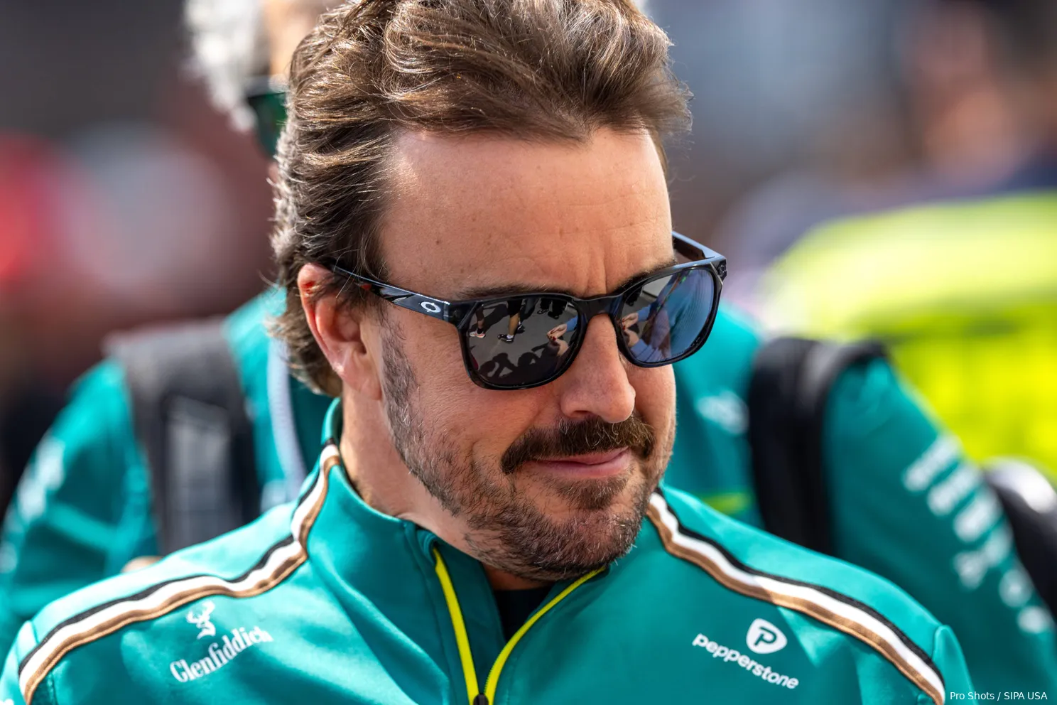 Alonso en Nederlandse journalist met hilarisch onderonsje: 'We hebben een deal met je persvoorlichter'