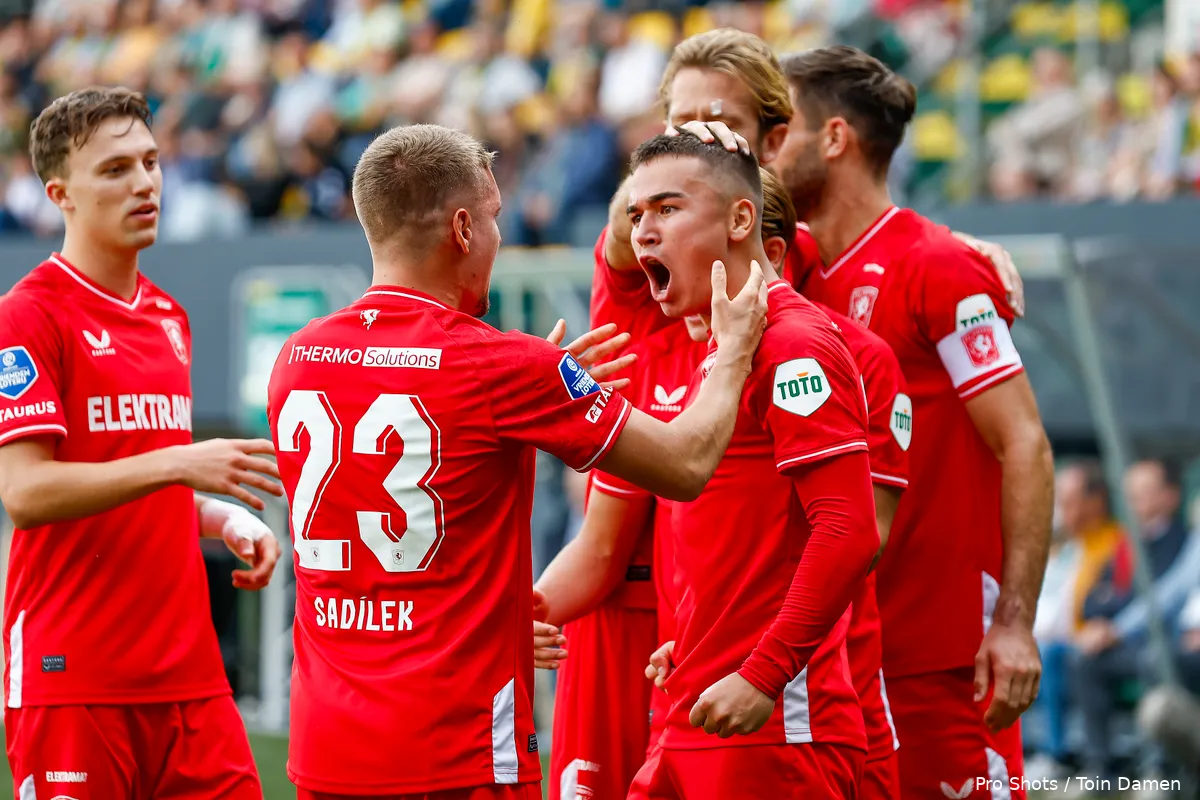 manfred ugalde michal sadilek juichen na 0 1 fortuna sittard fc twente 2023 2024