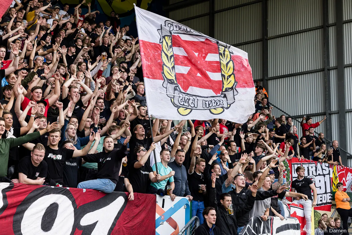 supporters uitvak met vlag fortuna sittard fc twente 2023 2024