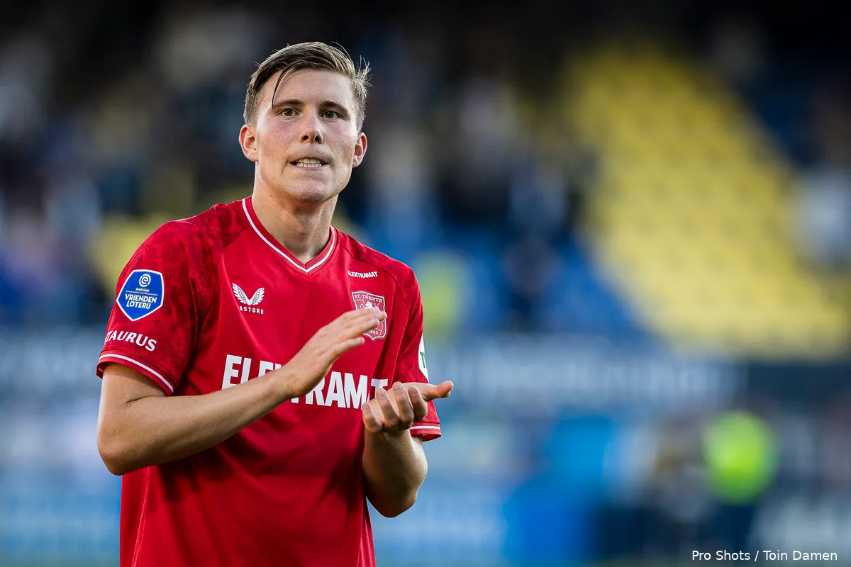 alfons sampsted klapt handen na nederlaag rkc waalwijk fc twente 2023 2024