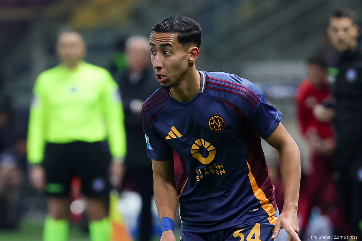 anass salah eddine aan de bal as roma close up