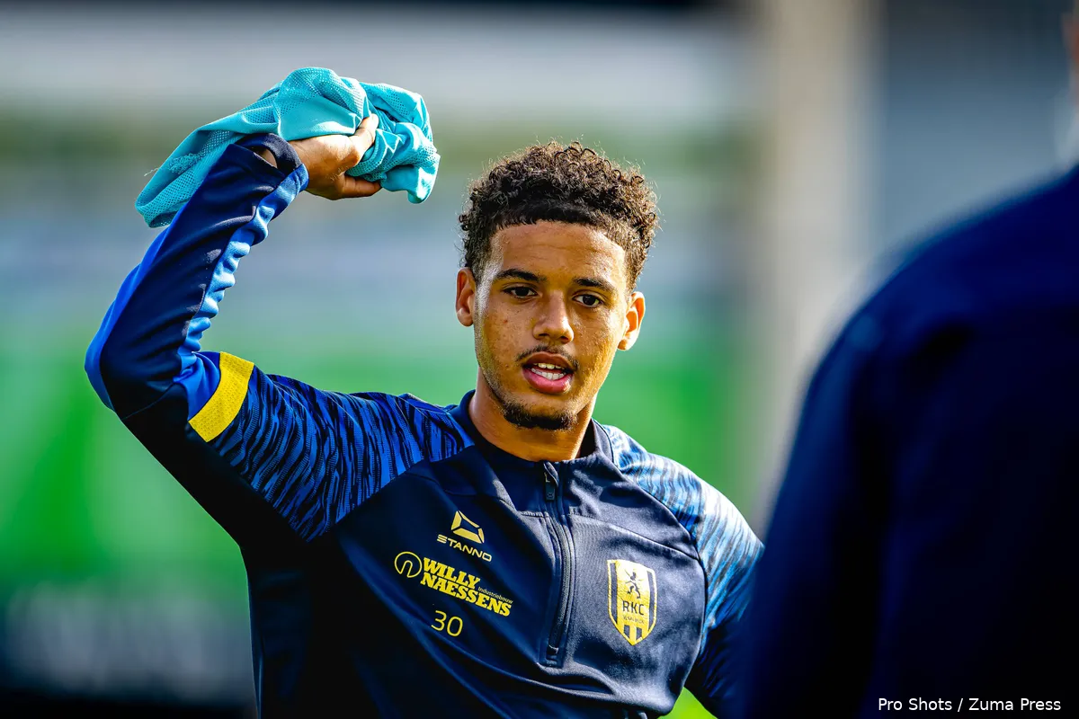 daouda-weidmann-trainingsshirt-gooit-hesje-rkc-waalwijk-2024-2025