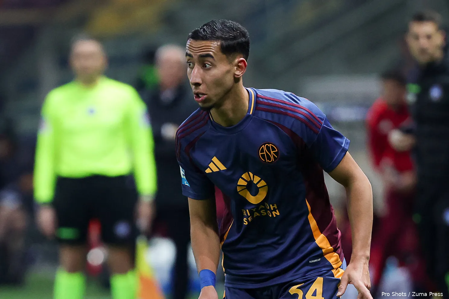 anass salah eddine aan de bal as roma close up