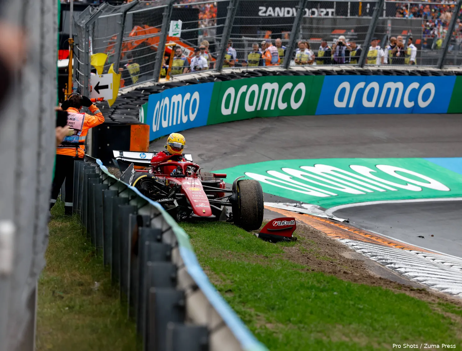 lewis-hamilton-ferrari-crash-nederland-zandvoort-12