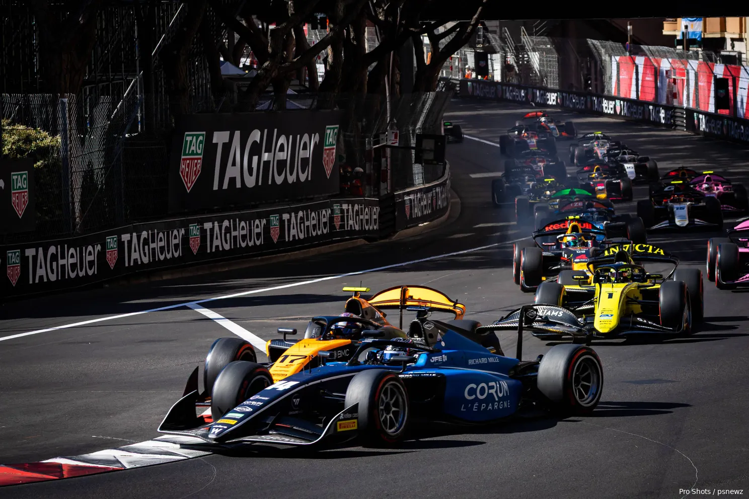 F2-coureurs buiten zinnen van woede na startchaos: 'Denkt hij dat hij Verstappen is?'
