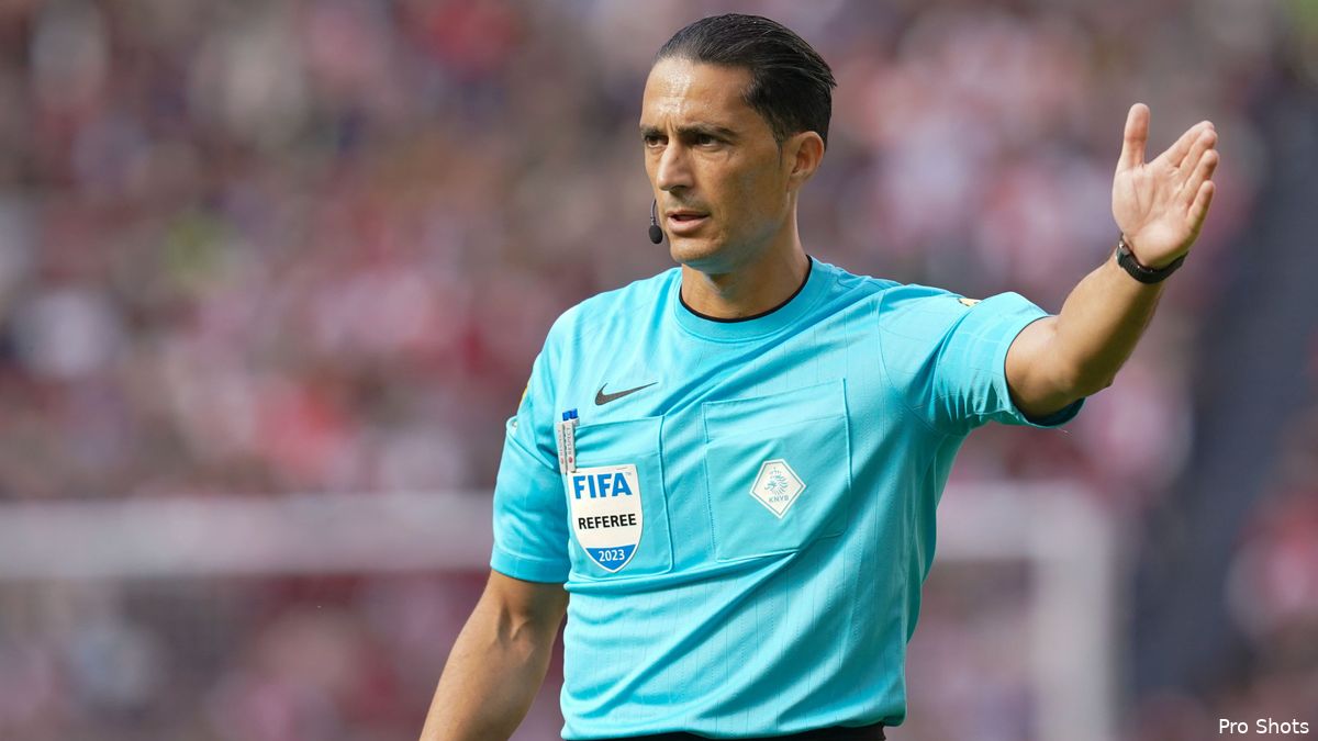 AZ Ajax krijgt te maken met primeur scheidsrechter communiceert met publiek over beslissingen